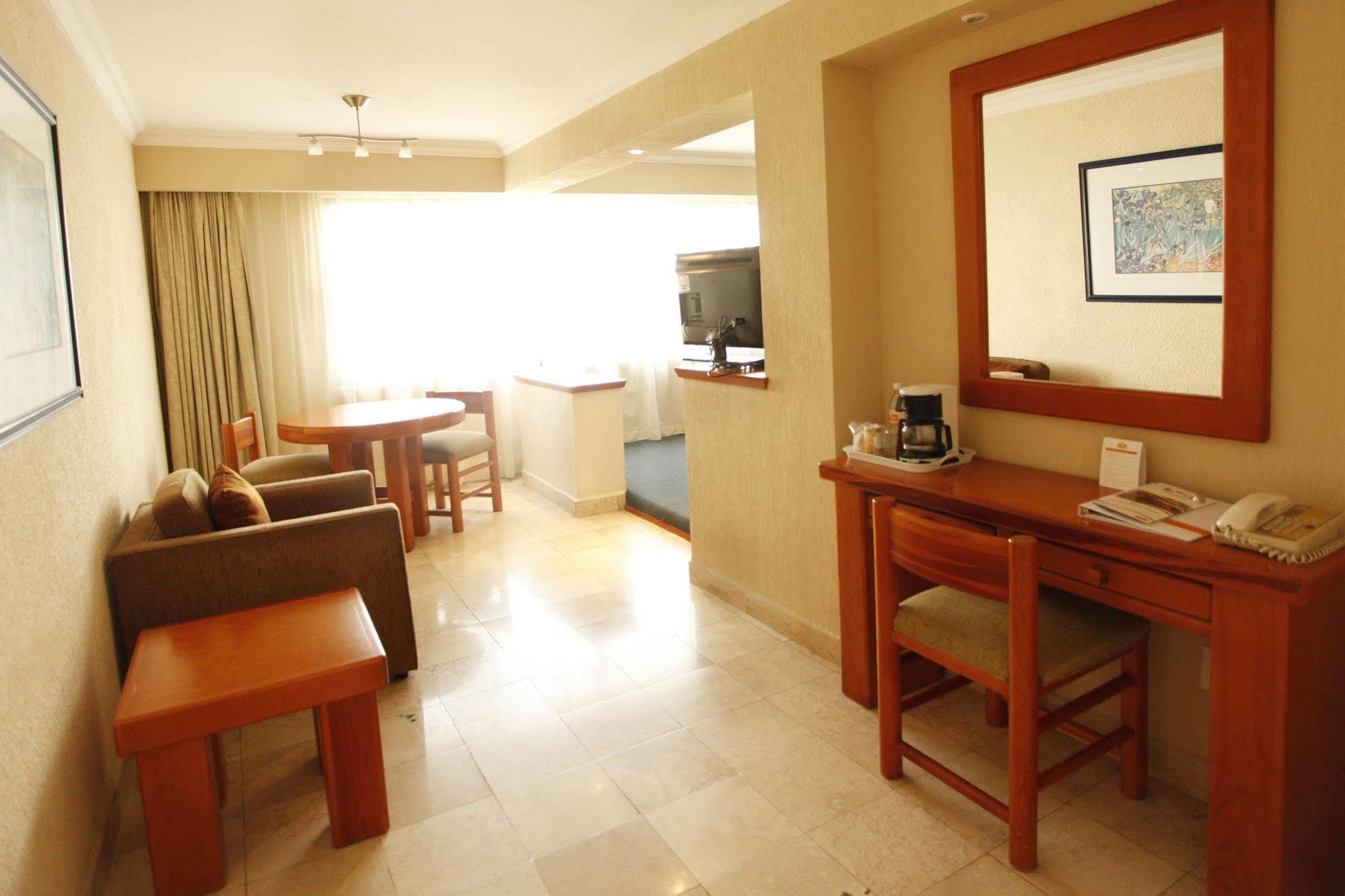 La Posada Hotel Y Suites San Luis Potosí Kültér fotó